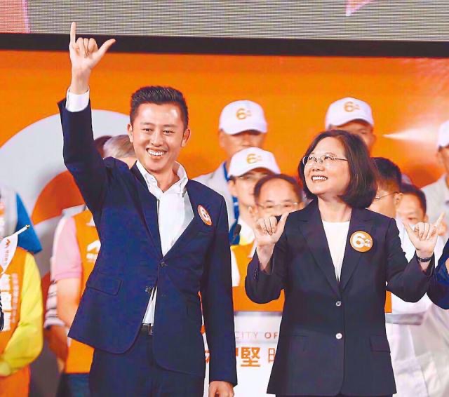 林智堅(左)論文抄襲案爆發(fā)，蔡英文(右)下令全黨挺一人，造成2022“九合一”綠營選情崩盤。（圖源：臺灣“中時新聞網(wǎng)”）