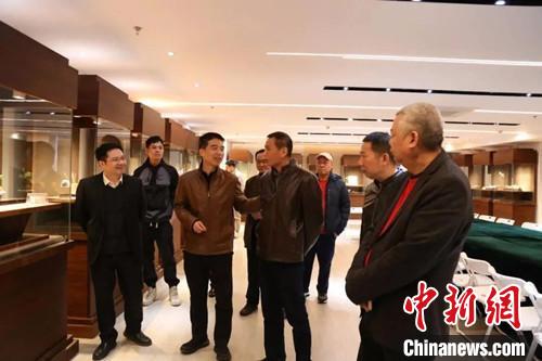 嘉賓一行參觀壽山石雕展。　汪斯敏 攝