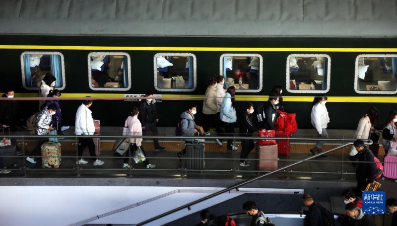 2月15日，旅客抵達江蘇蘇州站并有序出站。當日，2023年春運迎來最后一天。數(shù)據(jù)顯示，今年春運全國鐵路、公路、水路、民航累計發(fā)送旅客超過15億人次。新華社發(fā)(杭興微攝)