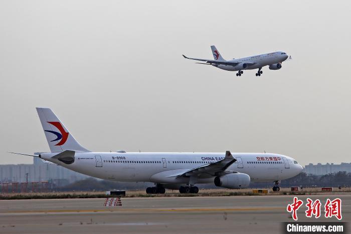 資料圖：飛機在浦東機場排隊起飛?！∫罅⑶?攝