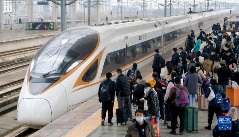 2月15日，旅客在河南洛陽龍門站乘車出行。當日，2023年春運迎來最后一天。數(shù)據(jù)顯示，今年春運全國鐵路、公路、水路、民航累計發(fā)送旅客超過15億人次。新華社發(fā)(張怡熙攝)