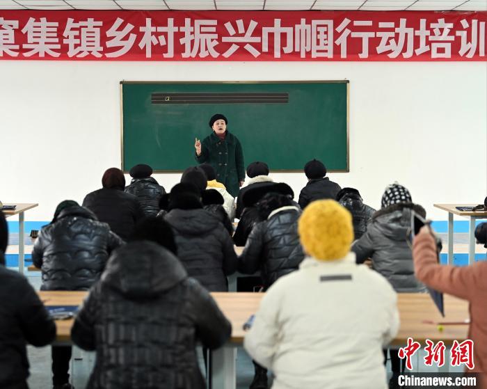 甘肅廣河?jì)D女迎臺(tái)胞臺(tái)企“愛心班”：初學(xué)識(shí)字，出門不怕了