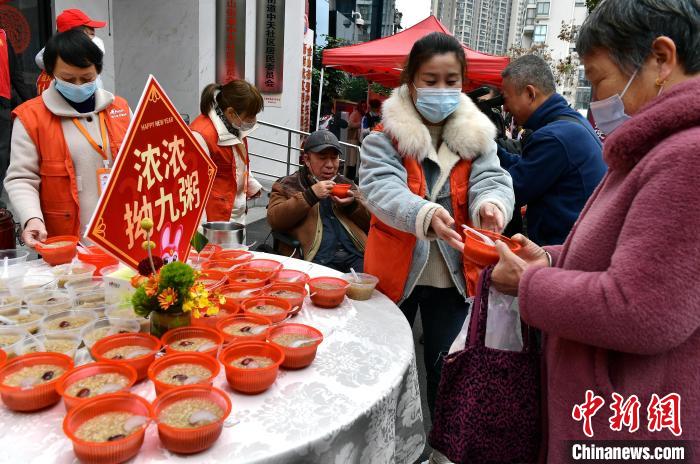 圖為活動(dòng)上志愿者為社區(qū)老人派粥?！埍?攝