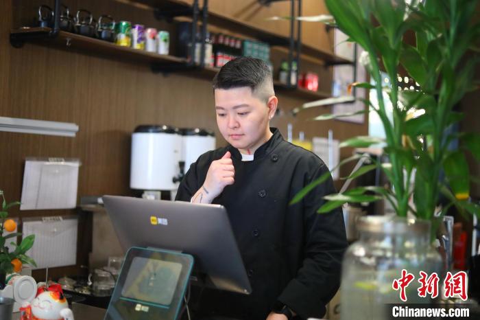 圖為正在餐廳里工作的李意羚。　梁欽卿 攝