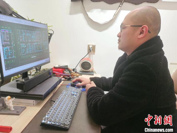 在湖南創(chuàng)業(yè)的臺灣設(shè)計師李任庭?！∠蛞基i 攝