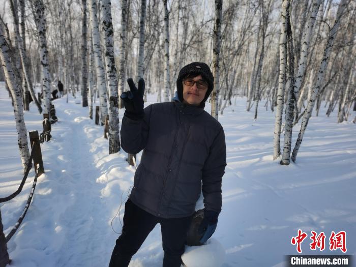 圖為行走在白樺林中的臺灣學(xué)子。　李愛平 攝