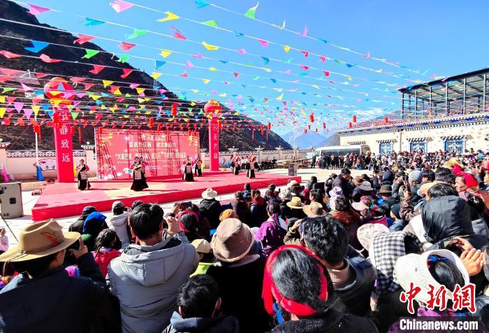 文藝活動(dòng)全景?！∶⒖悼h委宣傳部供圖