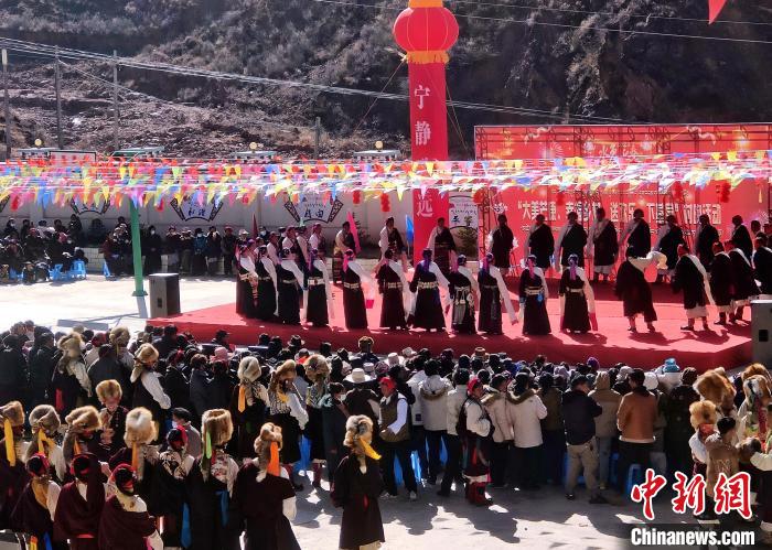 文藝活動(dòng)全景?！∶⒖悼h委宣傳部供圖