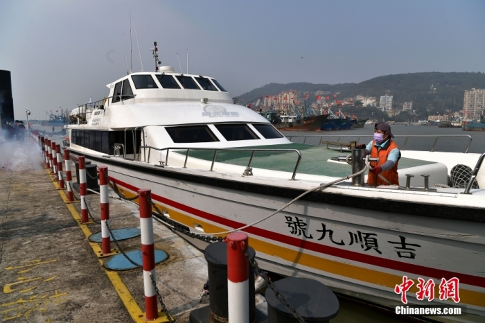 圖為“吉順9號” 客輪抵達(dá)黃岐客運碼頭。<a target='_blank' href='/'>中新社</a>記者 張斌 攝