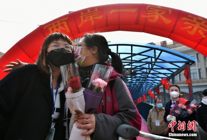 圖為兩岸鄉(xiāng)親在黃岐客運碼頭激動相擁。<a target='_blank' href='/'>中新社</a>記者 張斌 攝