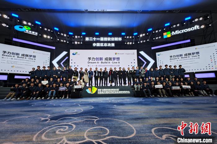 圖為賽后參賽隊伍與嘉賓合照留念。　李超慶 攝