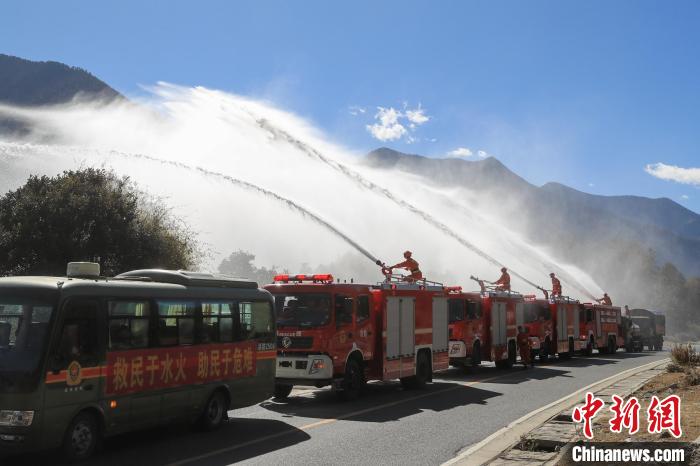 對高危區(qū)域進行灑水防火。　馮怡凡 攝