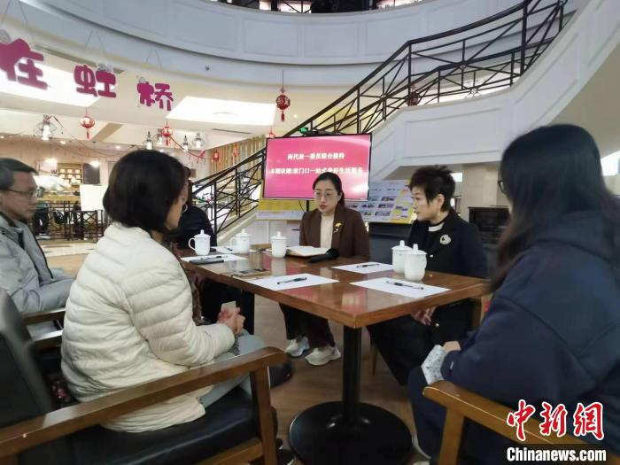 （兩會聲音）上?！靶∠锟偫怼钡拿衤暸c民生：“小小聯(lián)合國”有事好商量