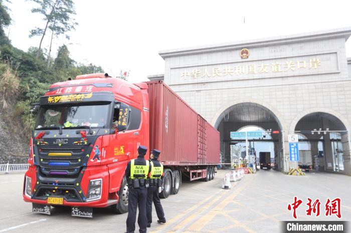 友誼關(guān)邊檢站民警檢查入境車(chē)輛。　廣西邊檢總站友誼關(guān)邊檢站供圖