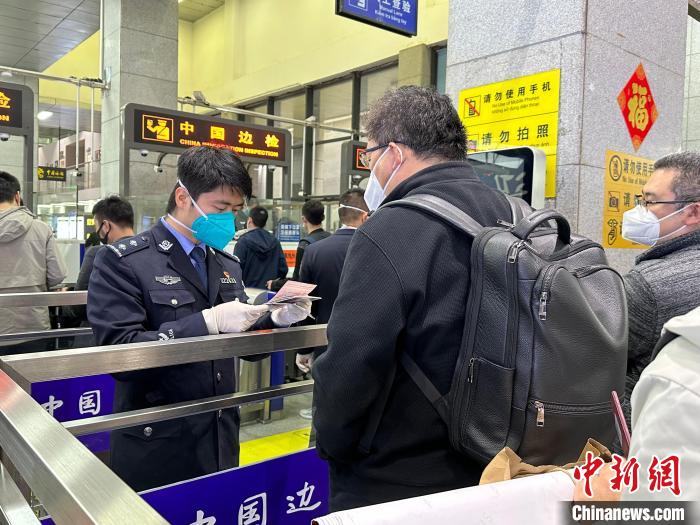 友誼關(guān)口岸旅客通關(guān)現(xiàn)場(chǎng)?！∪~子 攝