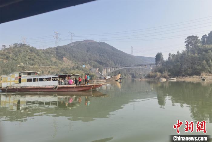 賀州市八步區(qū)民眾乘船經(jīng)過步頭大橋?！≠R州市委宣傳部供圖