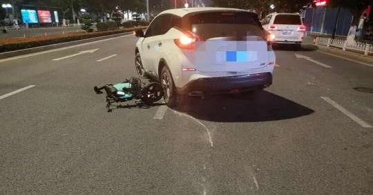 急尋好心人！男童被卷入車底，20余名路人合力救援