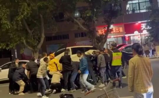 急尋好心人！男童被卷入車底，20余名路人合力救援