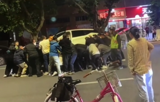急尋好心人！男童被卷入車底，20余名路人合力救援