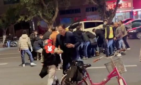 急尋好心人！男童被卷入車底，20余名路人合力救援