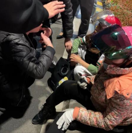 急尋好心人！男童被卷入車底，20余名路人合力救援