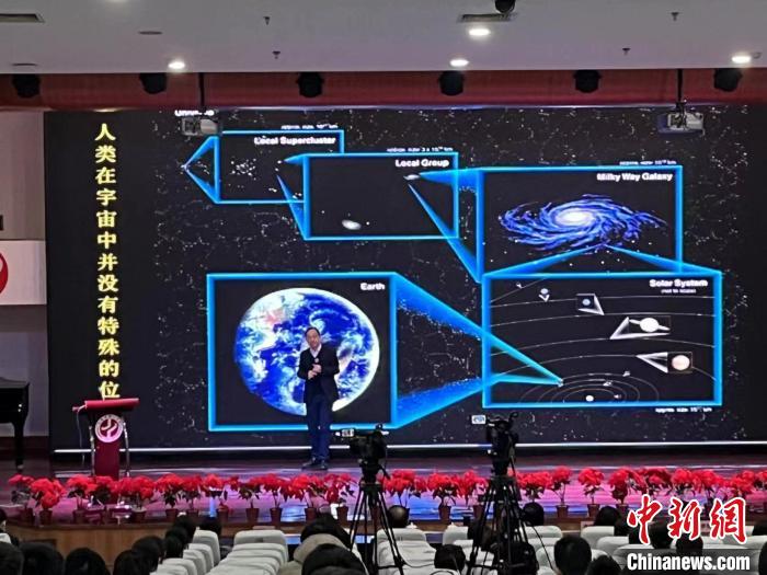 中國科學院國家天文臺研究員、中國科學院院士武向平在天津市一中為學生們現(xiàn)場授課?！↓嬘魑?攝