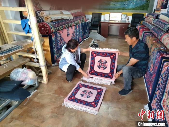 圖為田民興展示手工藝術(shù)品?！∈茉L者供圖
