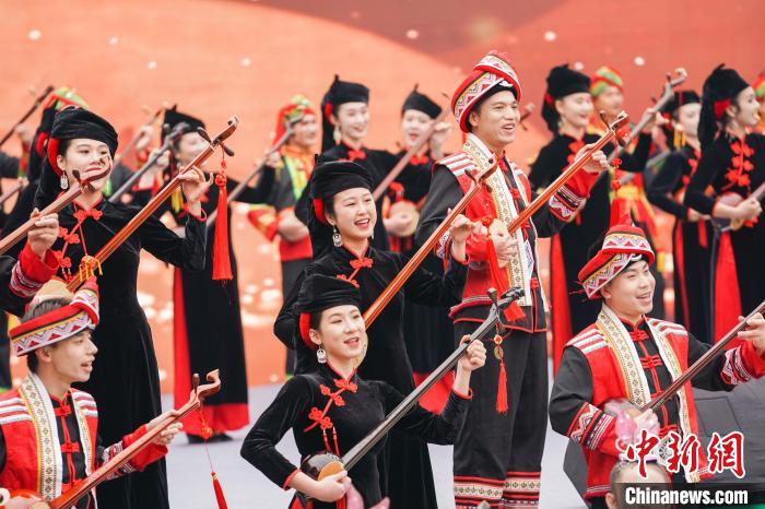 圖為百人天琴彈唱《天之琴》。　陳冠言 攝