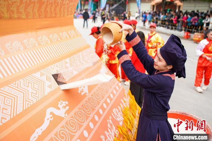 圖為民眾添糧祈福?！￡惞谘?攝