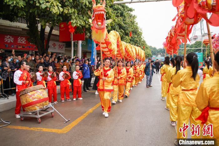 圖為民眾舞動長龍?！￡惞谘?攝