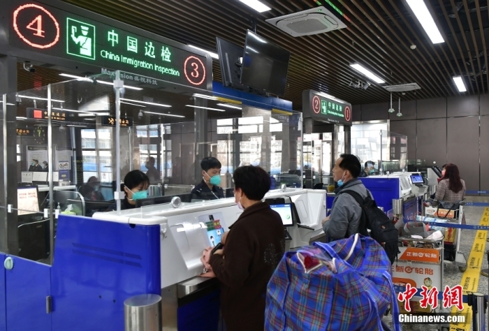 圖為抵達連江黃岐的馬祖鄉(xiāng)親在辦理相關手續(xù)。<a target='_blank' href='/'>中新社</a>記者 張斌 攝