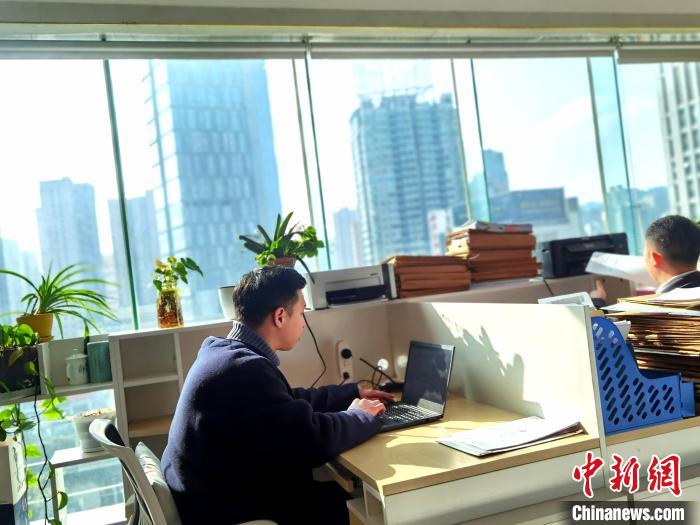 圖為工作中的吳攸?！≈苎嗔?攝