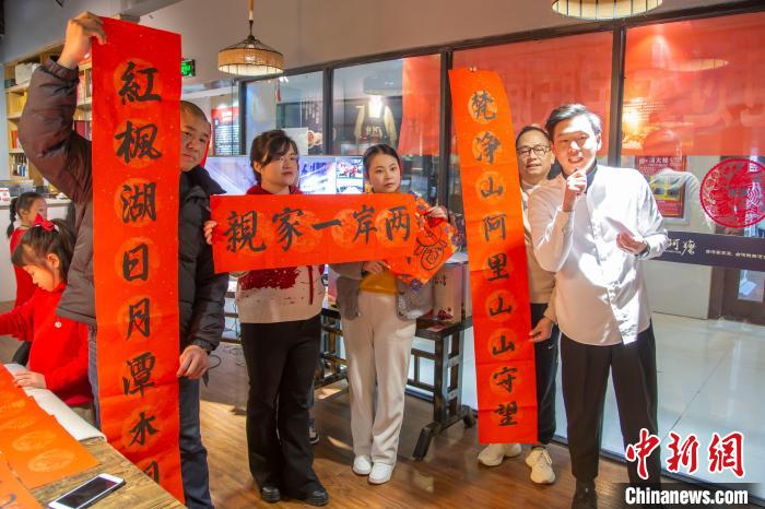 圖為吳攸(右)在貴陽(yáng)期間參加“臺(tái)胞過大年”聯(lián)誼活動(dòng)。　周燕玲 攝