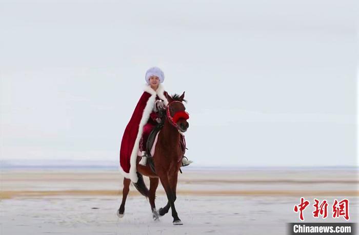 資料圖：賀嬌龍策馬雪原為昭蘇縣旅游做宣傳。昭蘇縣零距離供圖
