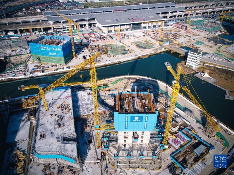 紹興北站TOD綜合交通樞紐工程建設(shè)現(xiàn)場（2023年1月31日攝，無人機(jī)照片）。由中建三局承建的這項(xiàng)工程為浙江省重點(diǎn)工程，建成后將是集商務(wù)辦公、科創(chuàng)研發(fā)、星級酒店等多重功能于一體的智慧型城市交通綜合體。新華社記者 江漢 攝
