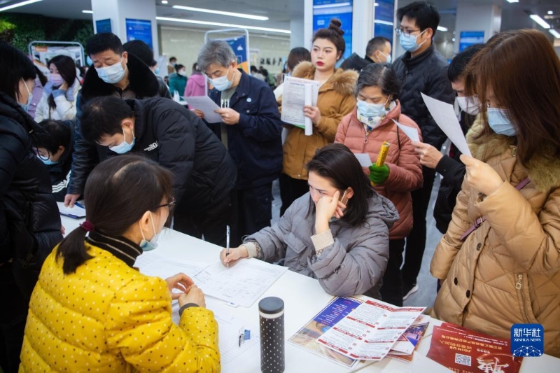 2月17日，在招聘會現(xiàn)場，求職者們在等待咨詢。新華社記者伍志尊 攝