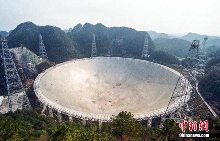 2021年4月，位于貴州省平塘縣大窩凼的世界最大的單口徑射電望遠鏡“中國天眼”(FAST)向全球開放。FAST是目前世界上靈敏度最高的射電望遠鏡，配備的19波束L波段接收機，成為世界上最強大的脈沖星搜尋利器。自2016年9月落成啟用以來，F(xiàn)AST團隊發(fā)現(xiàn)脈沖星340顆。(2021年2月7日攝) <a target='_blank' href='/'>中新社</a>記者 瞿宏倫 攝