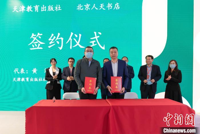中老經(jīng)典著作互譯項目首批成果新書發(fā)布會簽約儀式現(xiàn)場圖?！⊥踉谟?攝