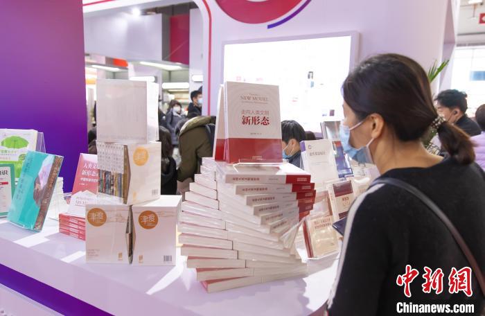 讀者在第35屆北京圖書訂貨會(huì)天津展區(qū)參觀?！⊥踉谟?攝