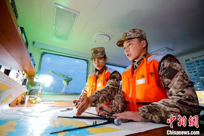 海警執(zhí)法員結(jié)合海上巡邏計劃開展海圖作業(yè)。　福州海警局供圖
