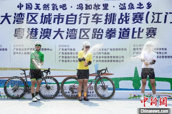 2022環(huán)粵港澳大灣區(qū)城市自行車挑戰(zhàn)賽江門恩平站鳴槍，圖為比賽現(xiàn)場(chǎng)。　賽事組委會(huì) 攝