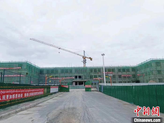 資料圖為瑪多災(zāi)后重建農(nóng)牧民D級住房項(xiàng)目?！」逯菸麄鞑抗﹫D