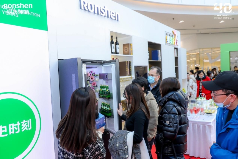 品鑒會現(xiàn)場，容聲冰箱與蘇寧還共同啟動“百萬家庭改造計劃”：凡是在線下蘇寧店鋪購買容聲冰箱指定機(jī)型的用戶，都可以參加抽取裝修基金的活動。只要中簽并簽署改造協(xié)議，就可獲得1萬元裝修基金。容聲助力消費(fèi)者打造專屬理想家，讓“無界之美”深入到每個家庭中。