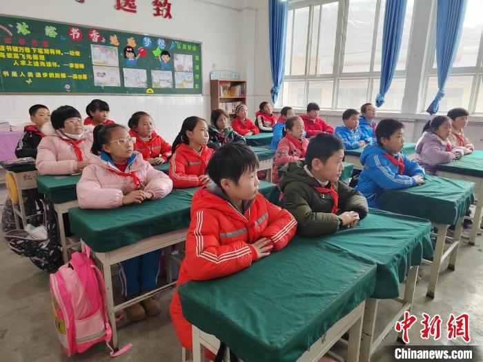 圖為靜寧縣紅寺中心小學(xué)學(xué)生收看朱彥軍錄制的“開(kāi)學(xué)第一課”。　代祥峰 攝