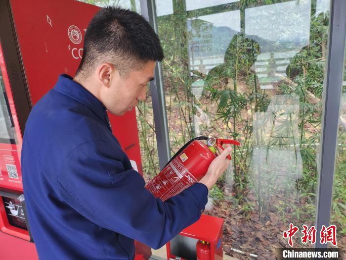 消防員對(duì)景點(diǎn)防火設(shè)施進(jìn)行檢查?！”R文鋒 攝