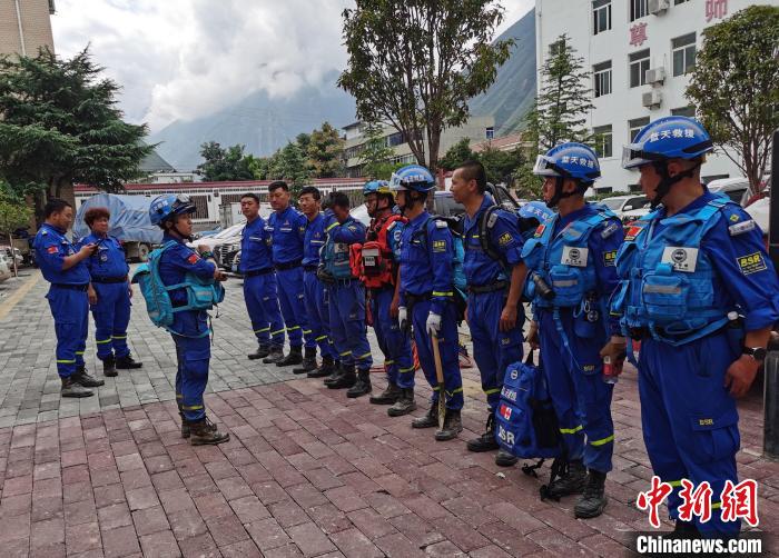 圖為2020年8月隴南文縣暴洪泥石流發(fā)生后，曹磊帶隊(duì)準(zhǔn)備前往舍書鄉(xiāng)勘查受災(zāi)情況。(資料圖) 受訪者供圖