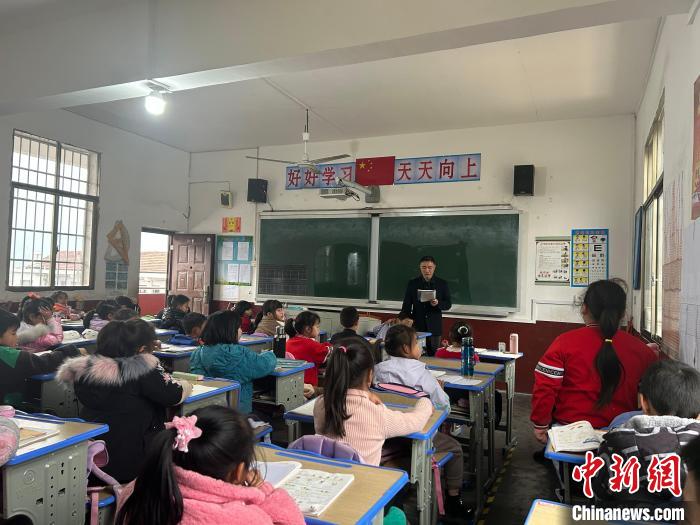 陳勝謙正在上課，教導(dǎo)一年級(jí)學(xué)生。　劉美玲 攝