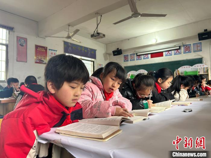 石門小學(xué)以書(shū)香校園活動(dòng)破題，引導(dǎo)孩子讀書(shū)明理?！⒚懒?攝