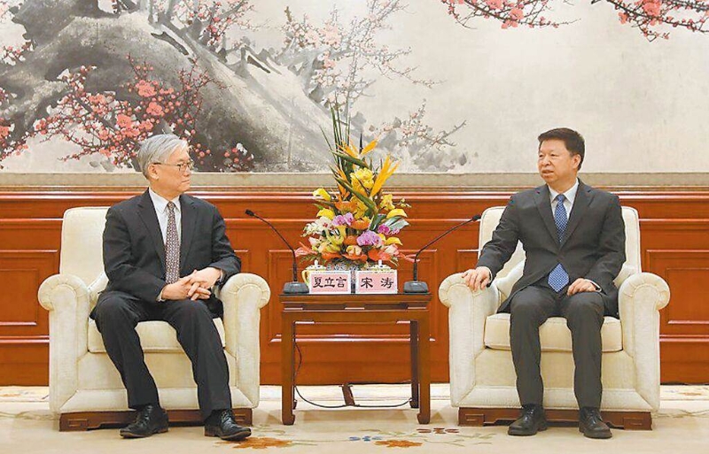 國民黨副主席夏立言（左）9日在北京與大陸國臺(tái)辦主任宋濤會(huì)面。（新華社）.jpg