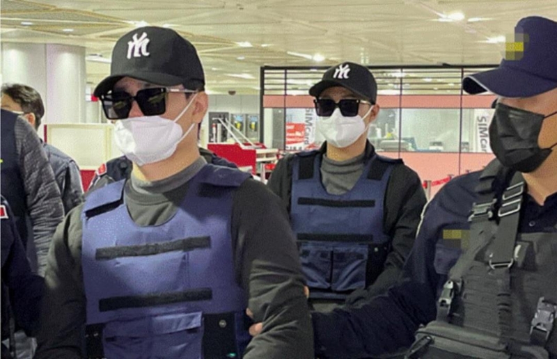 洪政軍及孔祥志在大陸落網(wǎng)，2月25日下午被押解回臺(tái)。圖自臺(tái)灣“中央社”.jpg